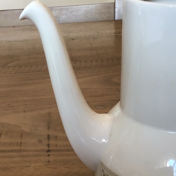 Royal Doulton Samarra Coffee Pot & Lid
Vintage English translucent china - Picture 8 of 16